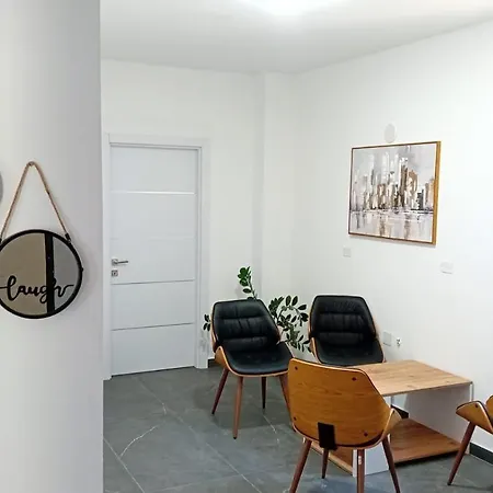 Triumph And ベッド・アンド・ブレックファスト Vlorë